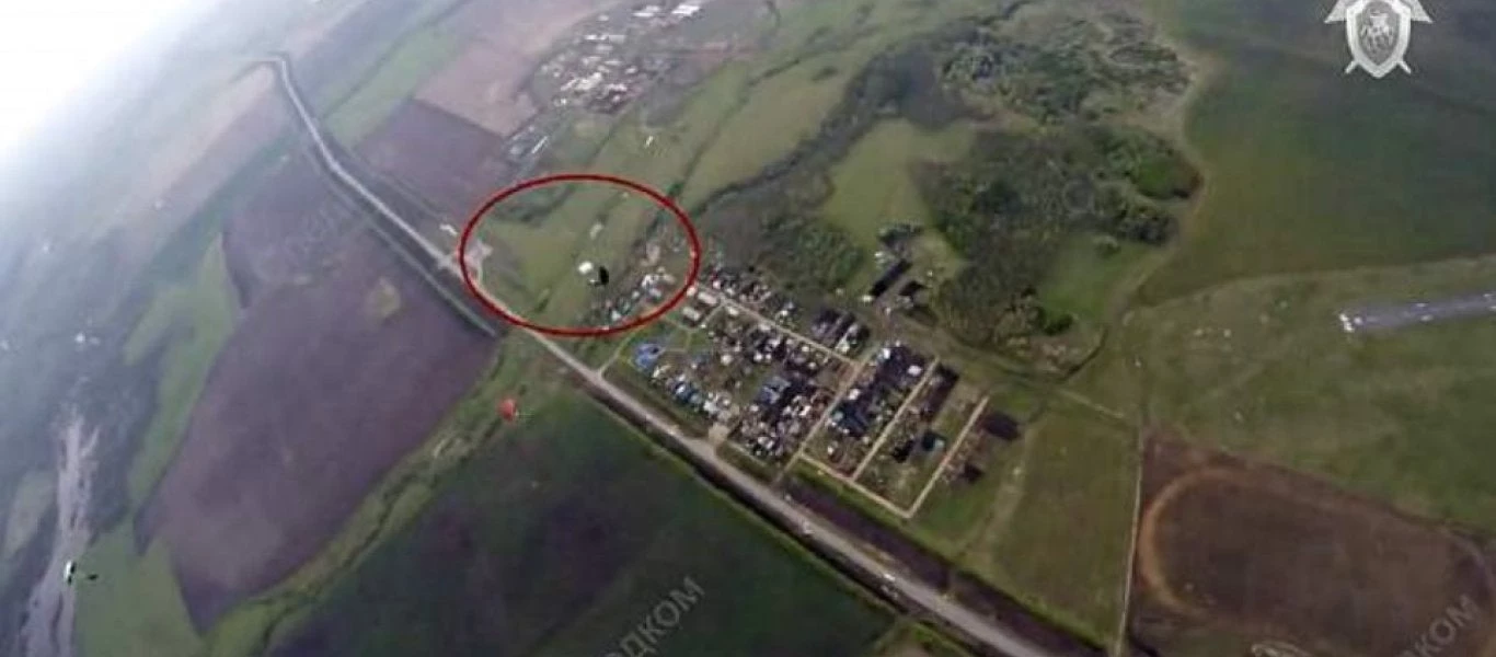 Φρικιαστική στιγμή στον αέρα: Αλεξιπτωτιστές συγκρούονται μεταξύ τους και μένουν αναίσθητοι (Βίντεο)